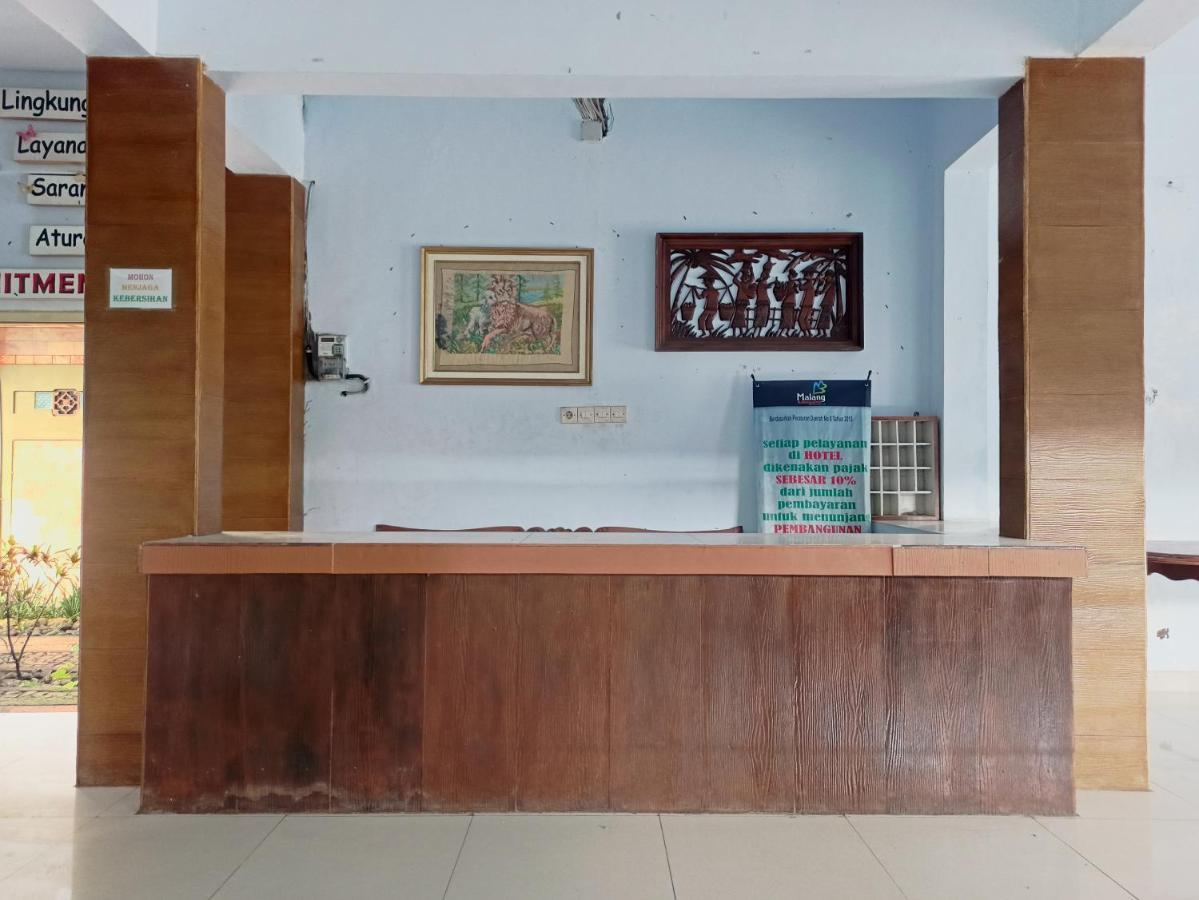 Oyo 90093 Dw Hotel Malang Eksteriør billede
